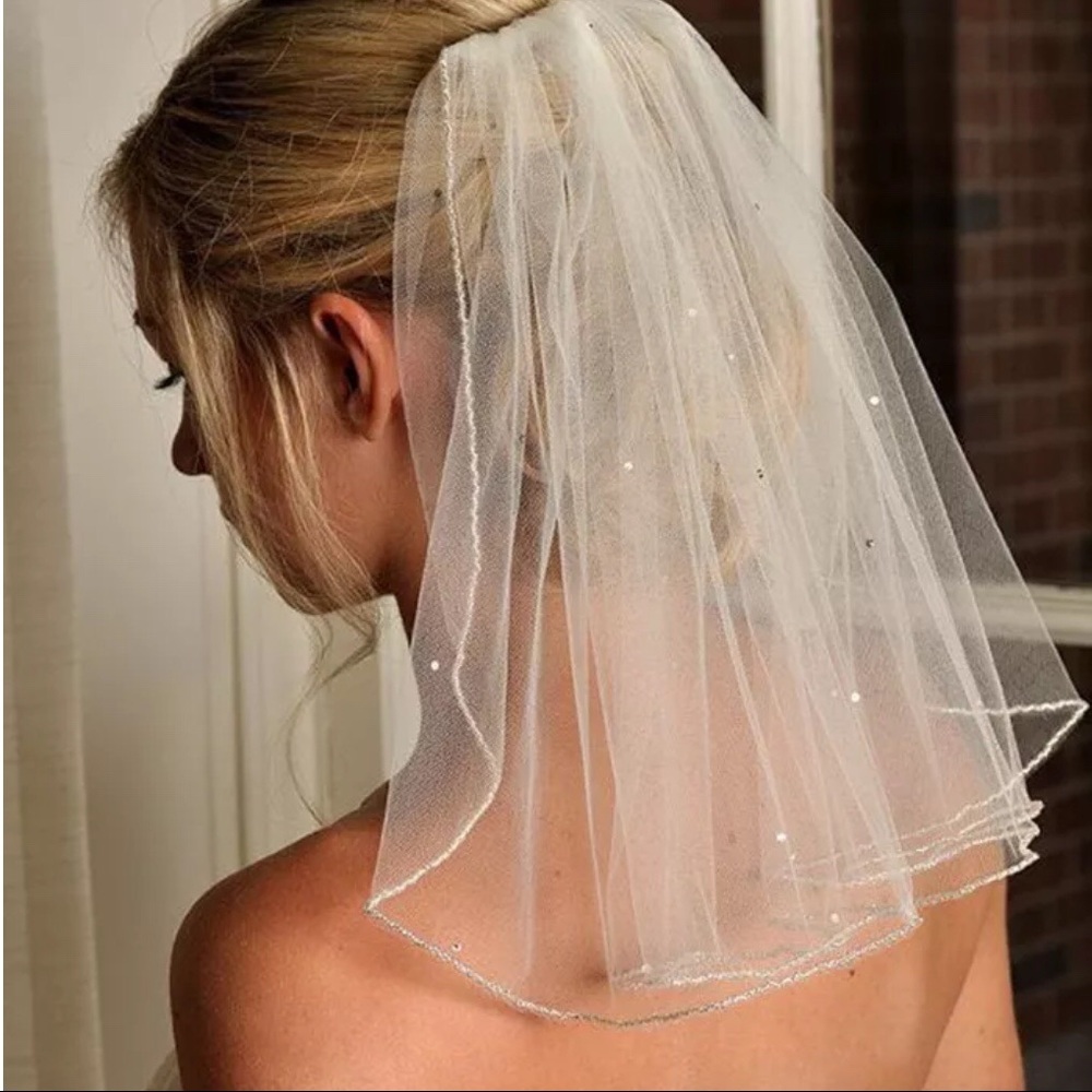 New beautiful 1T shoulder length veil